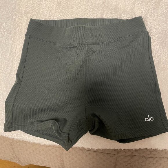 Alo Goddess Ribbed High-Waist Hot Short - Picture 2 of 5